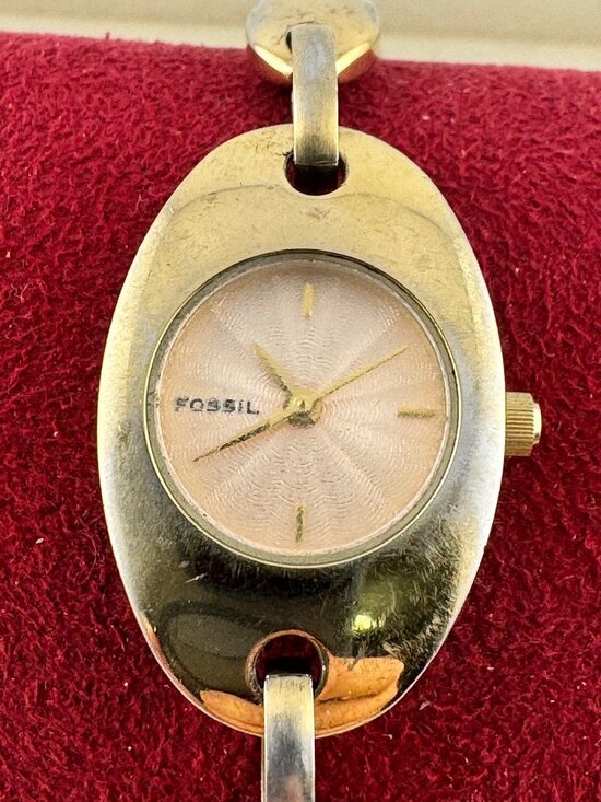 Vintage Fossil Women’s Mariners Link Gold all Stainless steel Watch main image 6